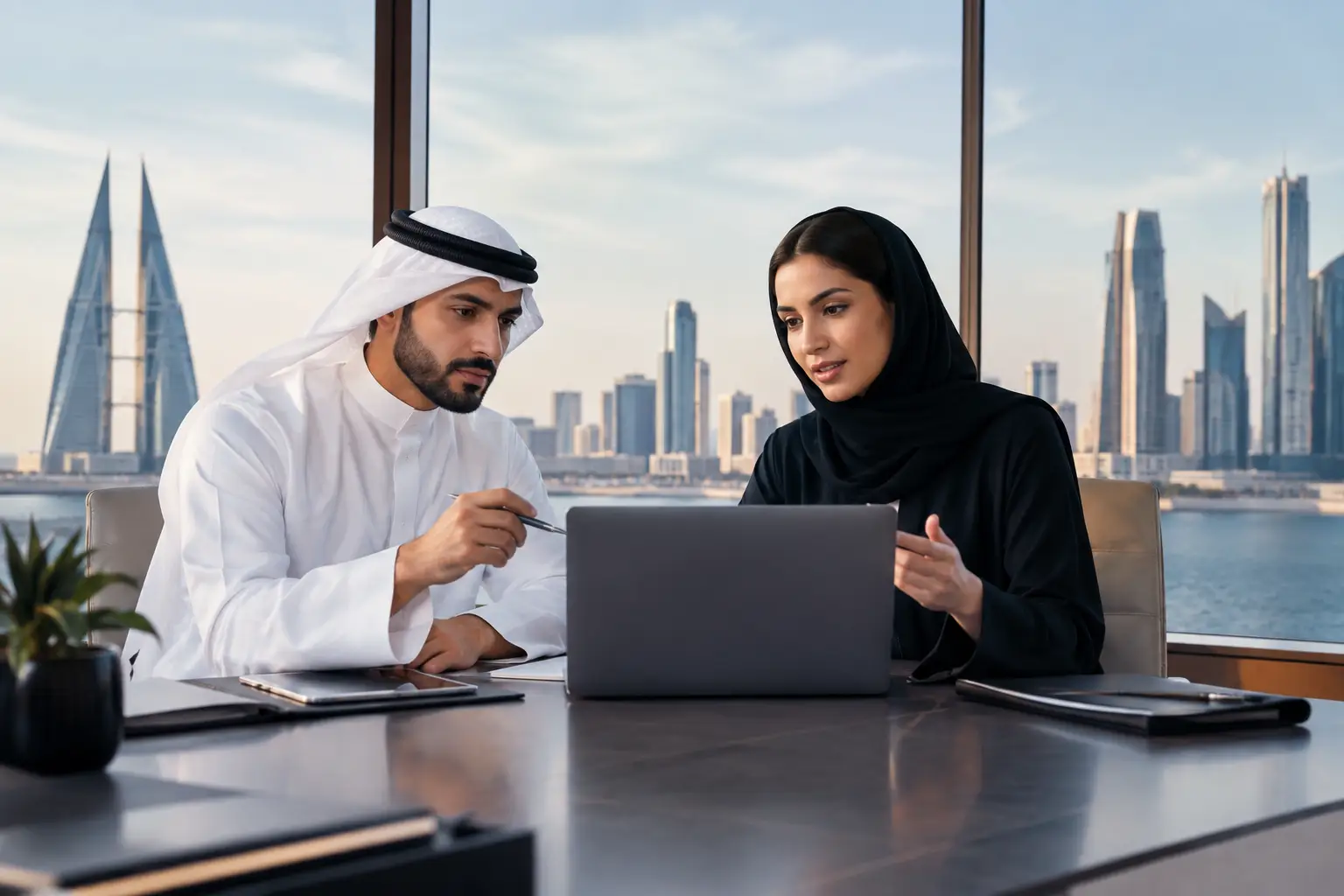 الشركة القابضة أم التشغيلية: أي هي الأنسب؟